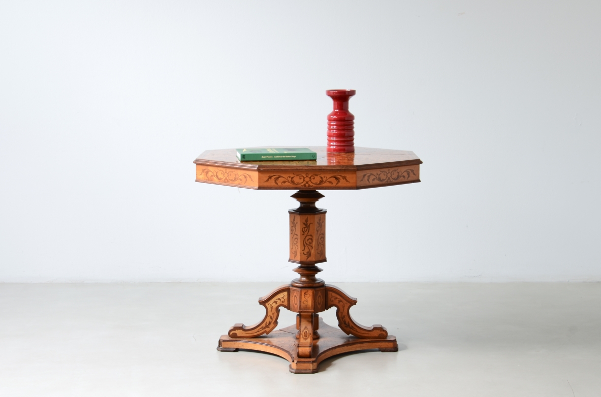 Elegante tavolino in legni policromi con intarsi. Gamba centrale parzialmente tornita con quattro razze su base. epoca Carlo X, 1830ca.