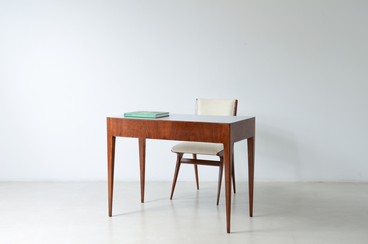Small walnut centerpiece desk in the Ponti style Italian manufacture, ca. 1955.