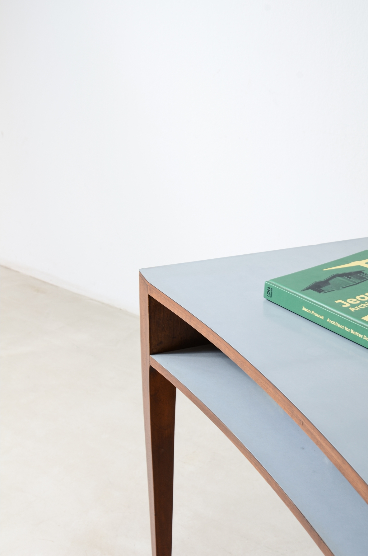 Small walnut centerpiece desk in the Ponti style Italian manufacture, ca. 1955.