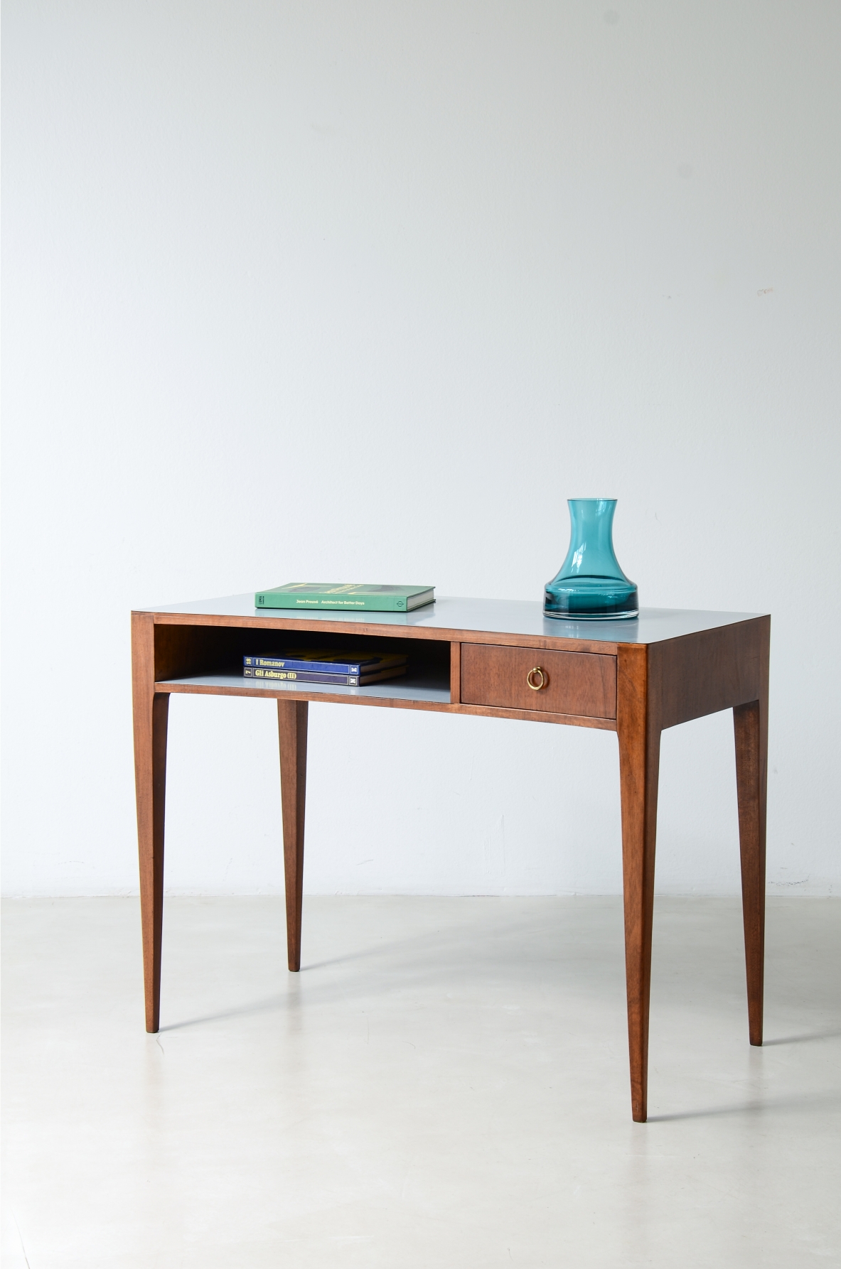 Small walnut centerpiece desk in the Ponti style Italian manufacture, ca. 1955.