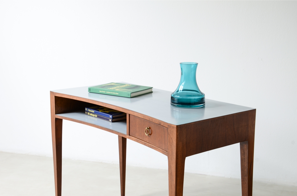 Small walnut centerpiece desk in the Ponti style Italian manufacture, ca. 1955.