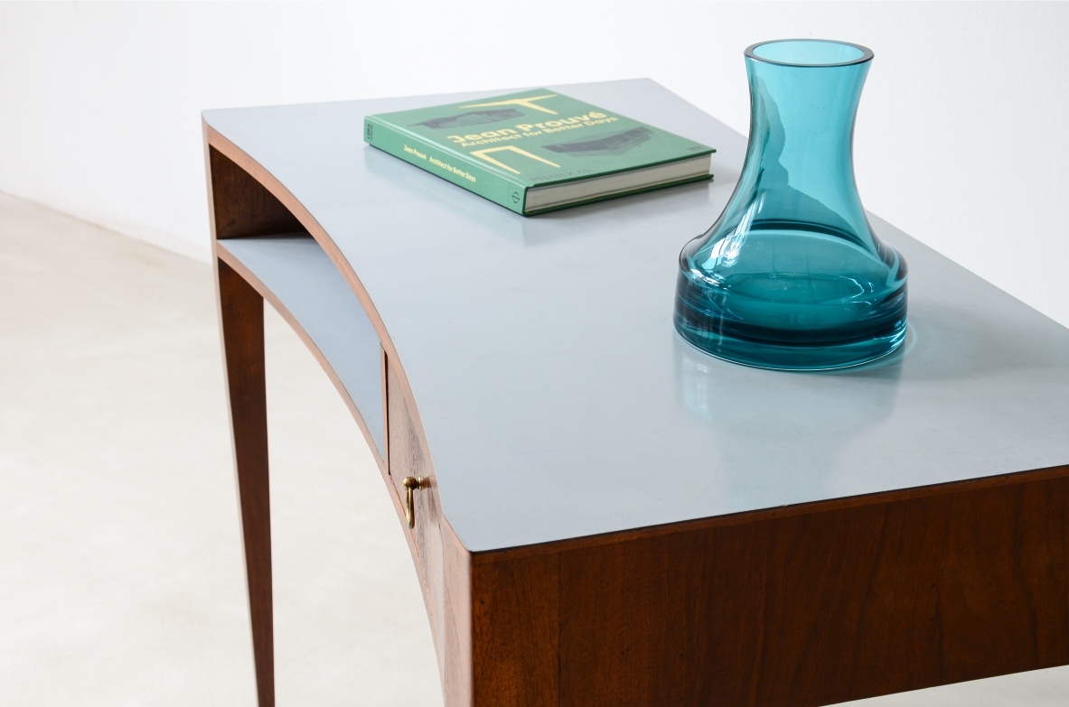 Small walnut centerpiece desk in the Ponti style Italian manufacture, ca. 1955.