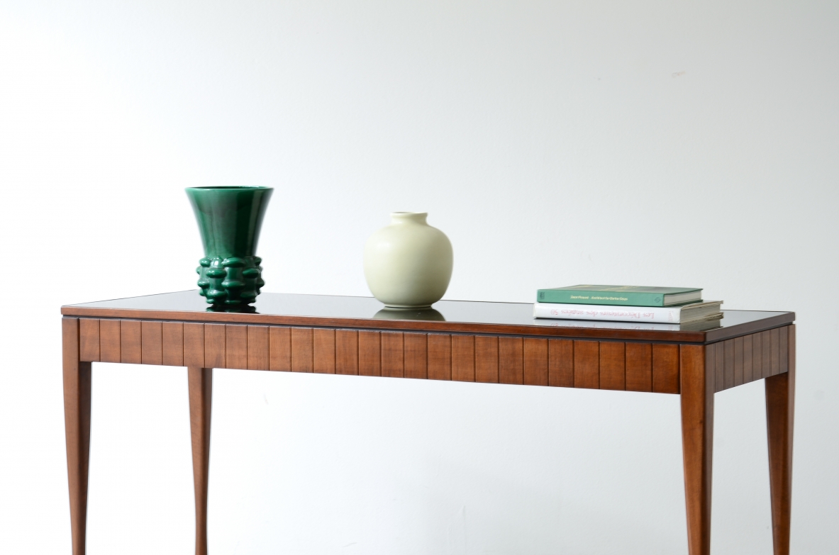 Centerpiece desk with drawers on the front and turned legs. Italian manufacture, ca. 1955.