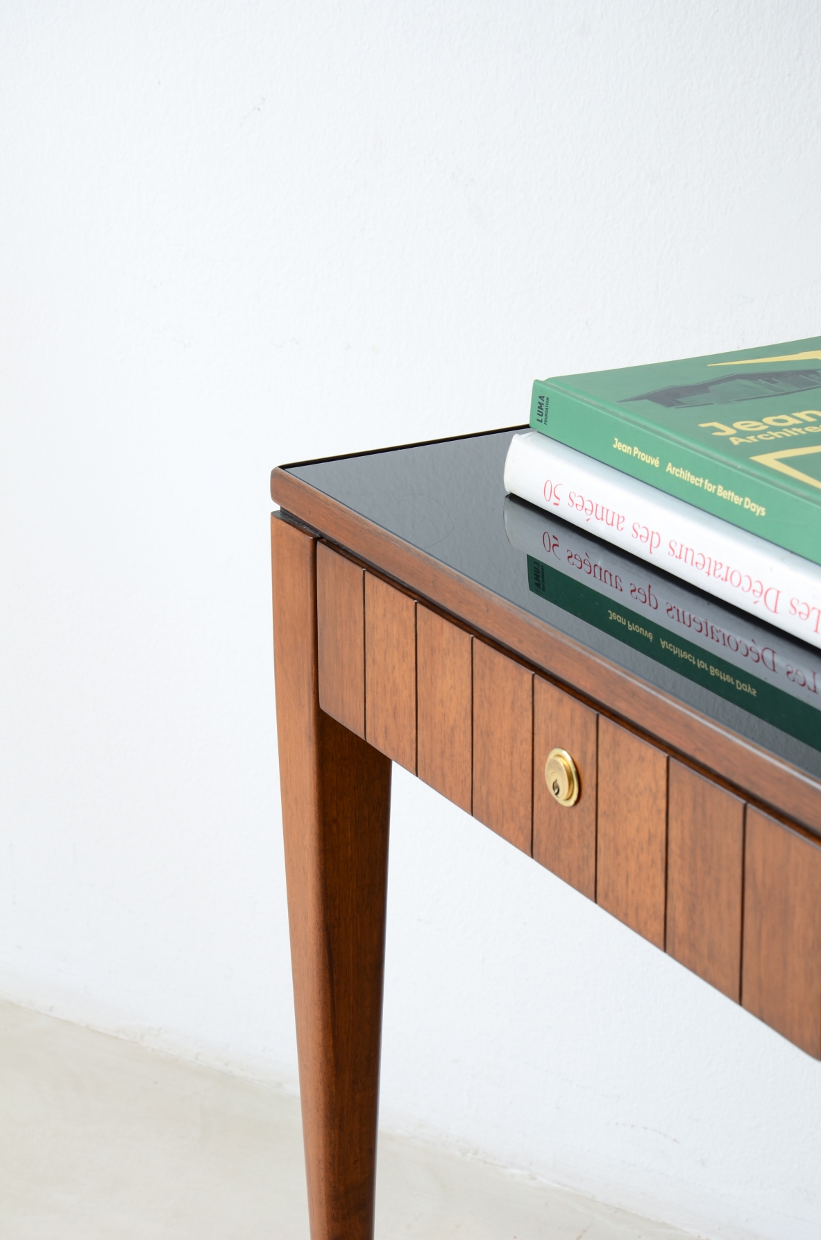 Centerpiece desk with drawers on the front and turned legs. Italian manufacture, ca. 1955.