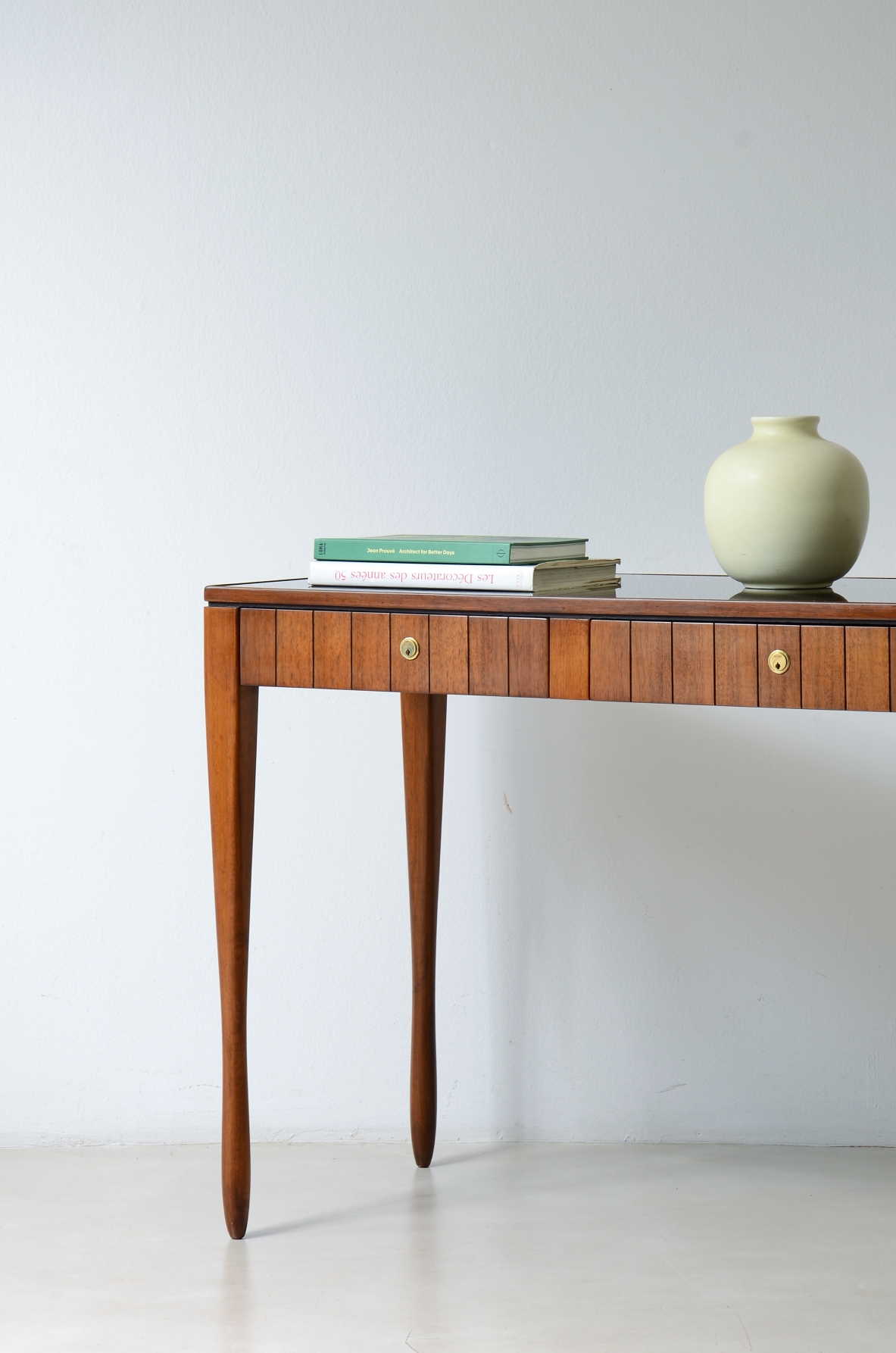 Centerpiece desk with drawers on the front and turned legs. Italian manufacture, ca. 1955.