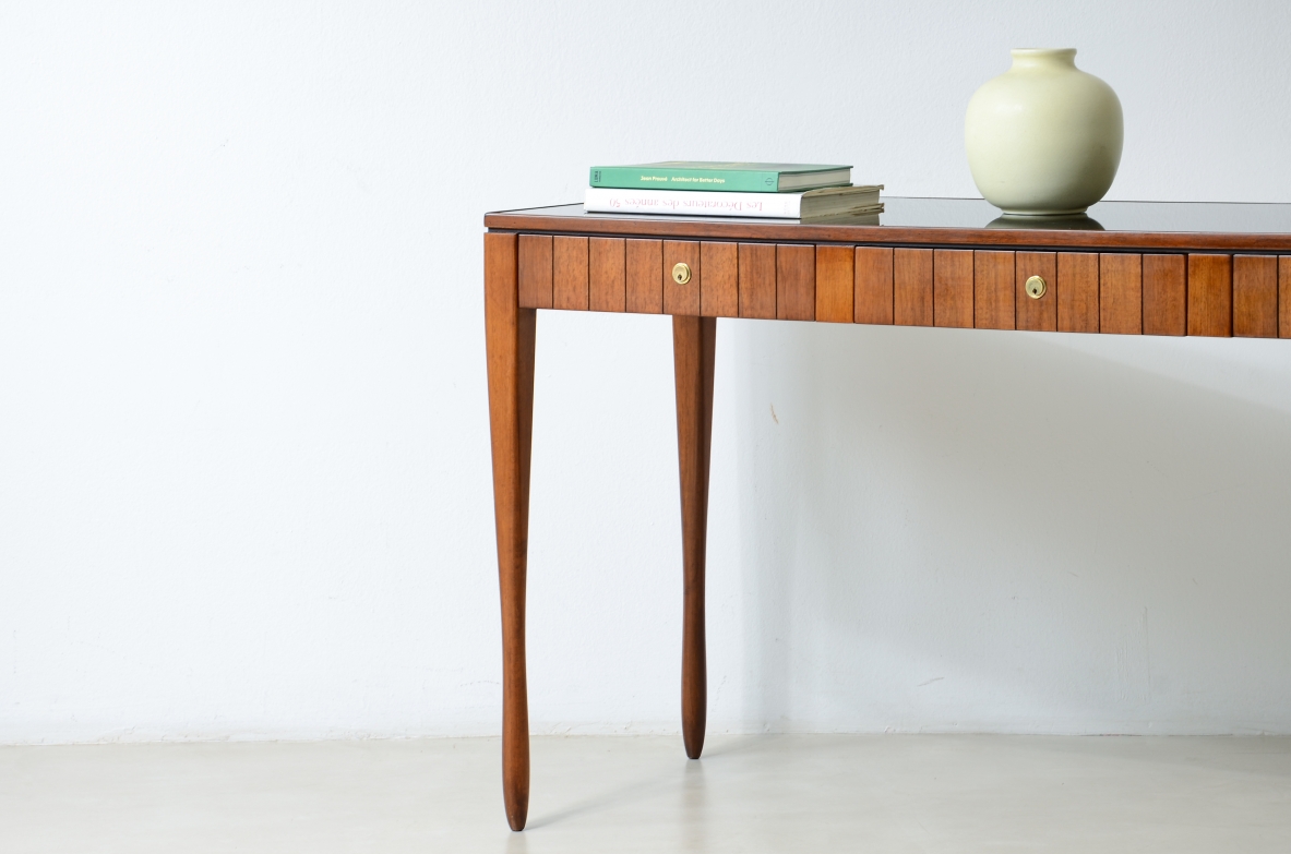 Centerpiece desk with drawers on the front and turned legs. Italian manufacture, ca. 1955.