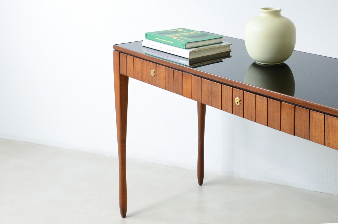 Centerpiece desk with drawers on the front and turned legs. Italian manufacture, ca. 1955.