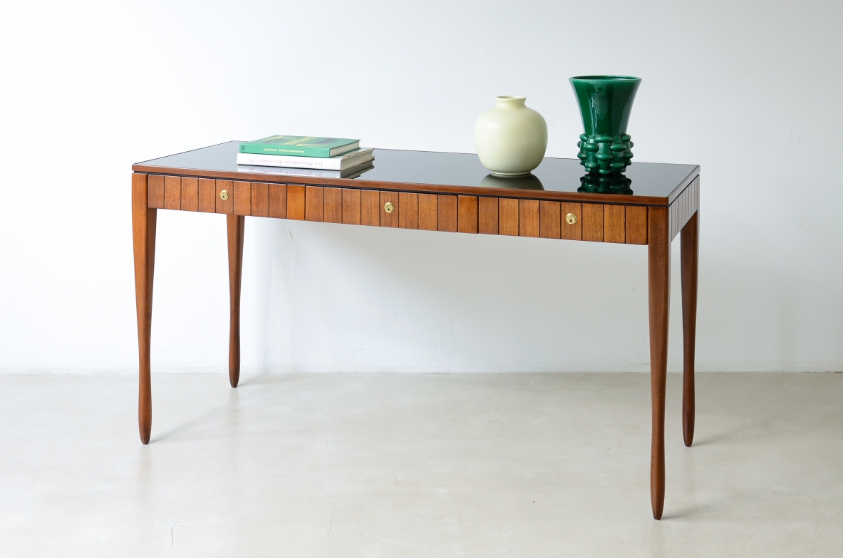 Centerpiece desk with drawers on the front and turned legs. Italian manufacture, ca. 1955.