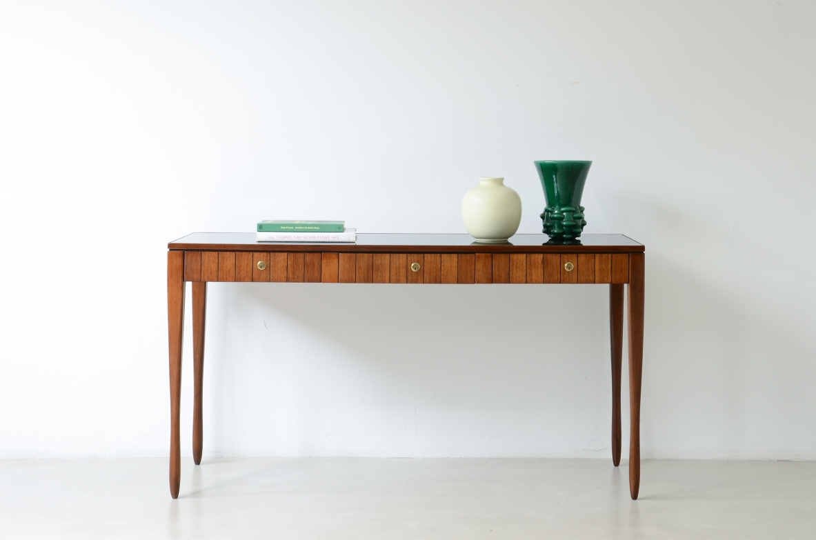 Centerpiece desk with drawers on the front and turned legs. Italian manufacture, ca. 1955.
