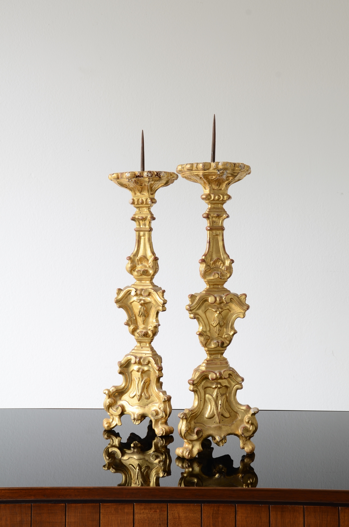 Bella coppia di candelieri in legno intagliato e dorato. Barocco italiano, Luigi XIV, 1680-1720ca.