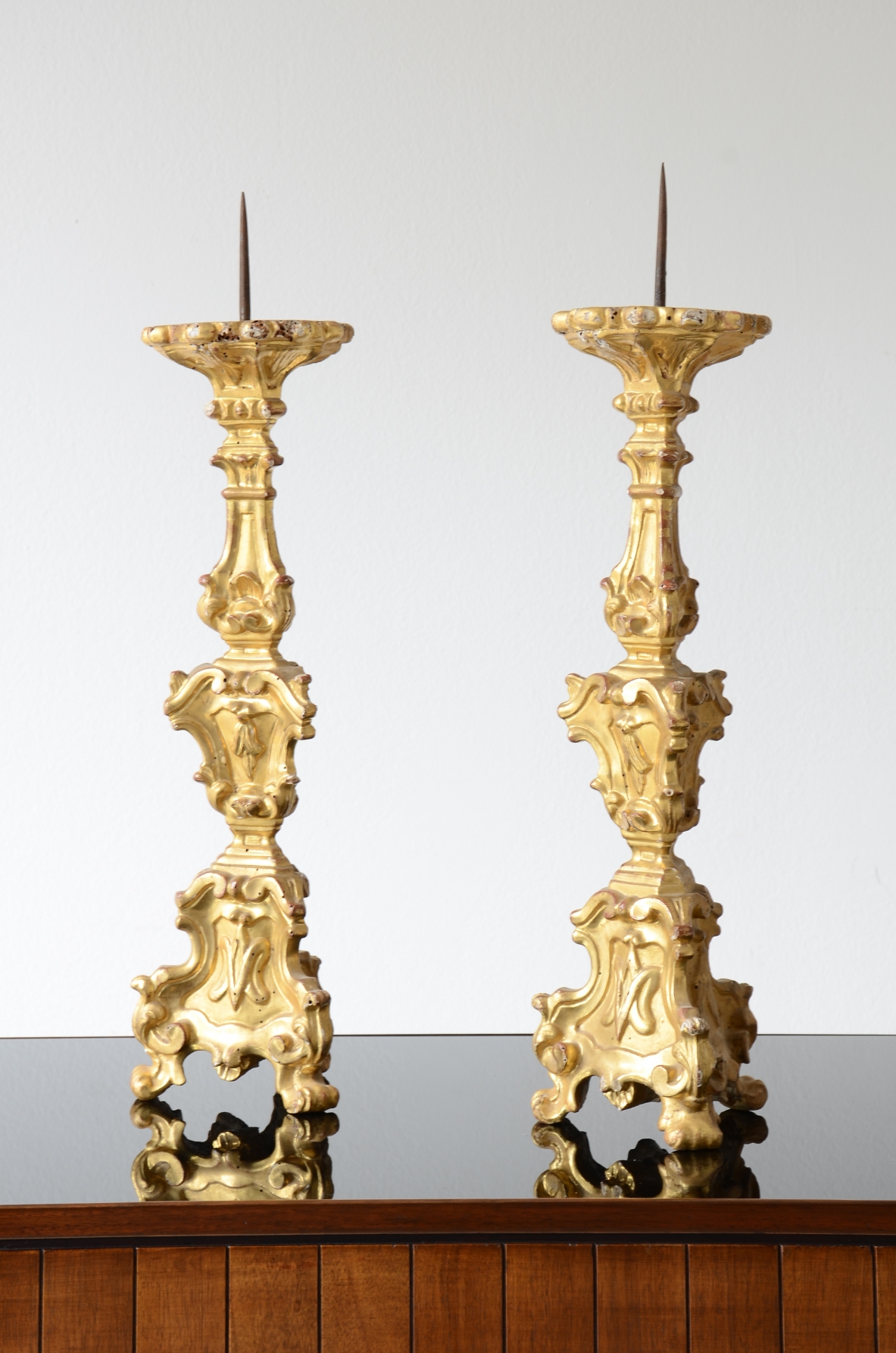 Bella coppia di candelieri in legno intagliato e dorato. Barocco italiano, Luigi XIV, 1680-1720ca.