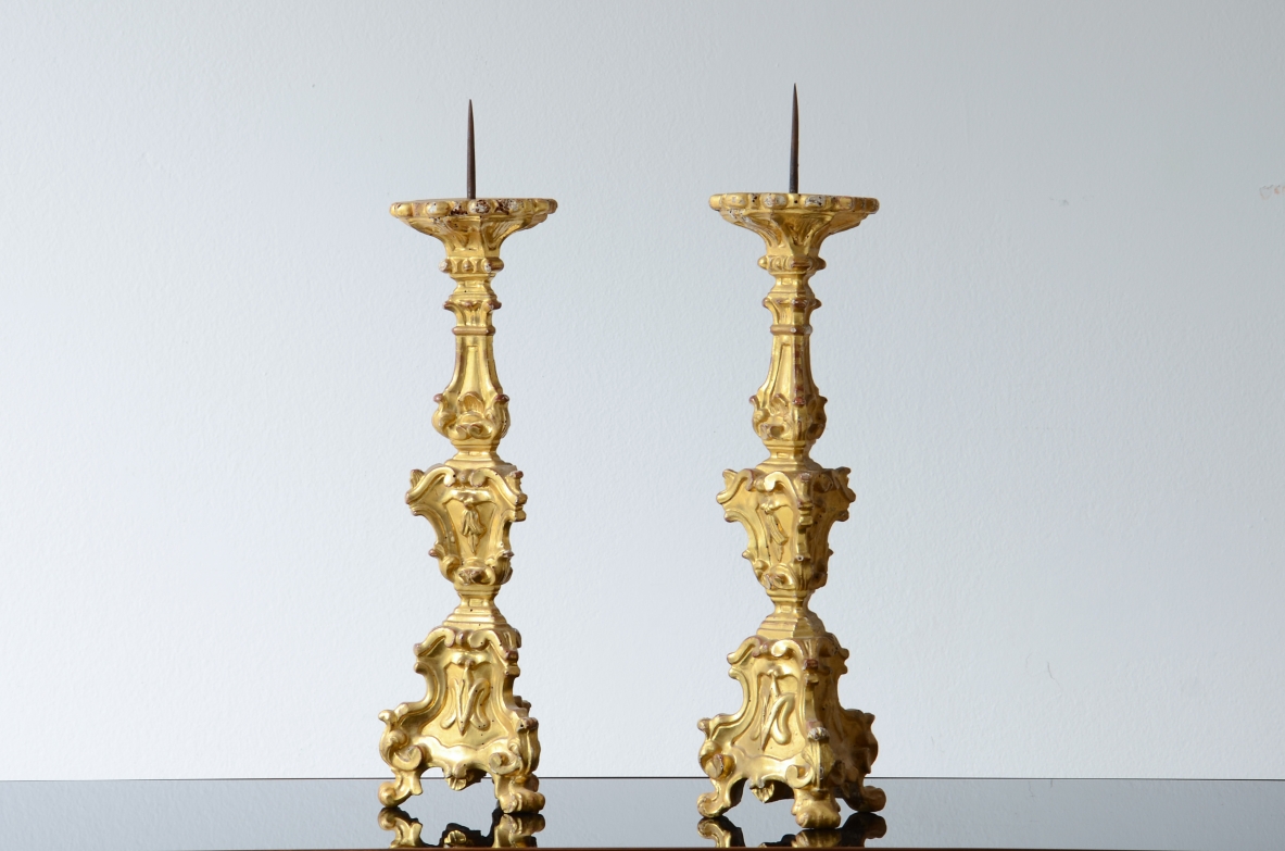 Bella coppia di candelieri in legno intagliato e dorato. Barocco italiano, Luigi XIV, 1680-1720ca.