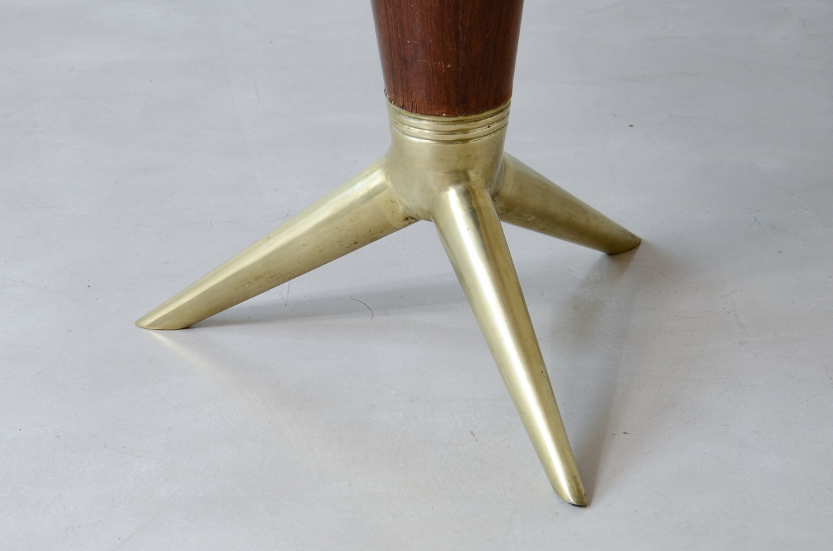 Raro tavolo con base in legno tornito, Isa Bergamo, 1950ca.