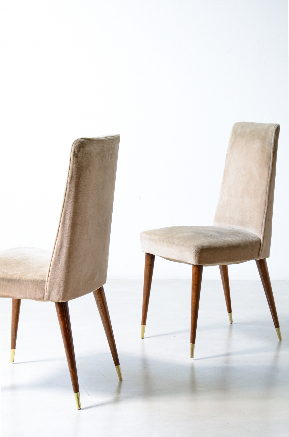 Melchiorre Bega, Set di sei eleganti sedie con struttura in legno. Bologna, 1950 ca.