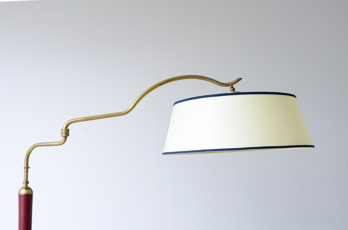 Arredoluce  Lampada da terra con stelo rivestito in pelle rosso scuro e ottone 1935