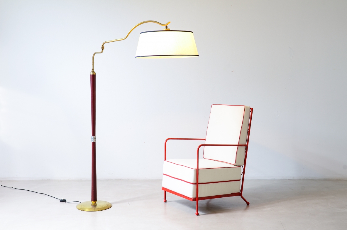 Arredoluce  Lampada da terra con stelo rivestito in pelle rosso scuro e ottone 1935