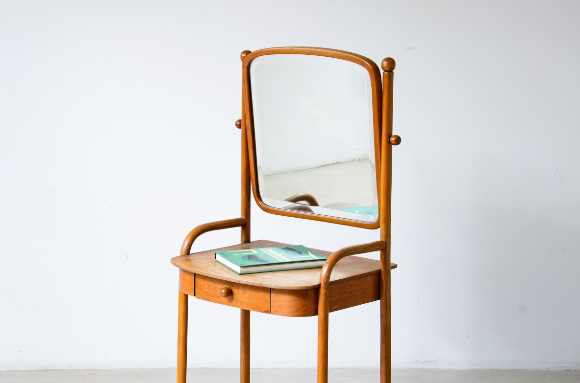 Jacob & Josef Kohn  Elegante mobile da trucco in legno curvato. Vienna, 1910 ca.