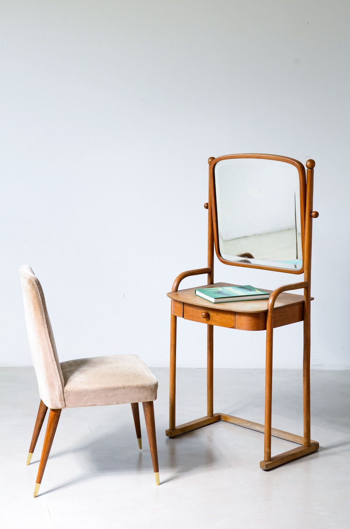 Jacob & Josef Kohn  Elegante mobile da trucco in legno curvato. Vienna, 1910 ca.