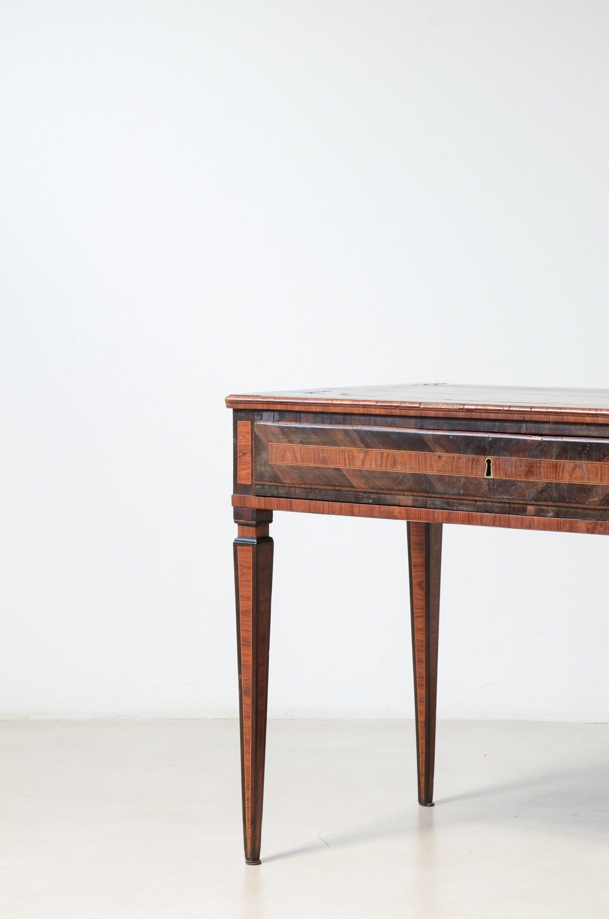 Elegante tavolo console da centro lastronato in legni pregiati. Italia, 1780ca.