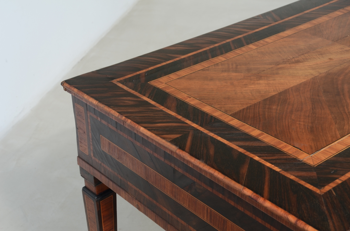 Elegante tavolo console da centro lastronato in legni pregiati. Italia, 1780ca.
