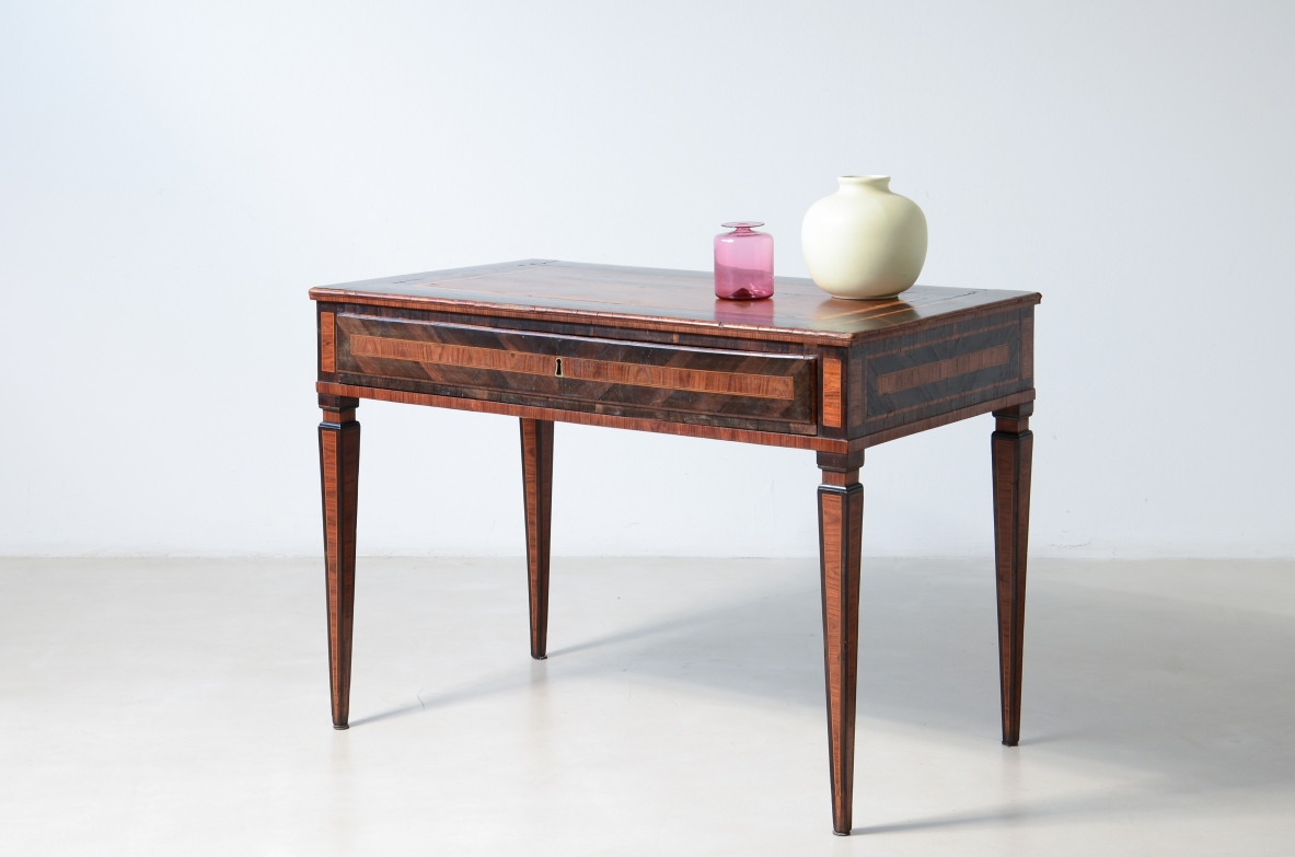 Elegante tavolo console da centro lastronato in legni pregiati. Italia, 1780ca.