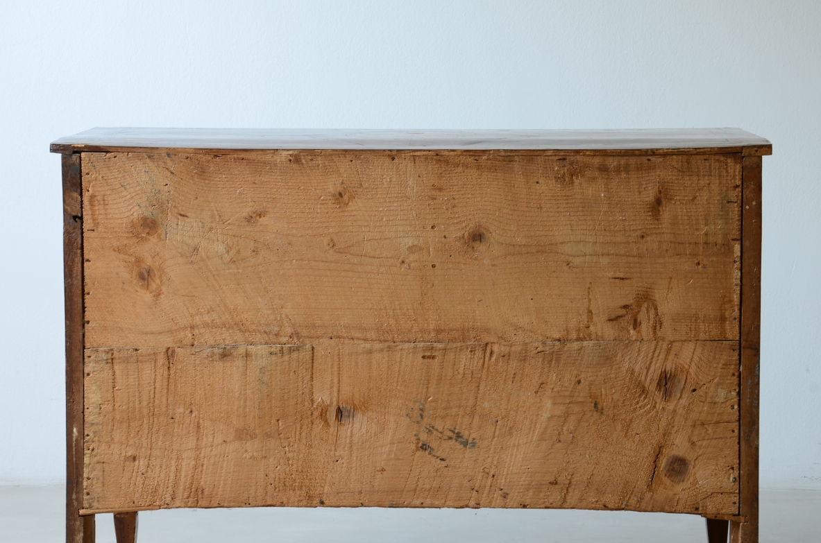 Mobile a tre cassetti in legno lastronato, epoca Luigi XVI, 1780ca.