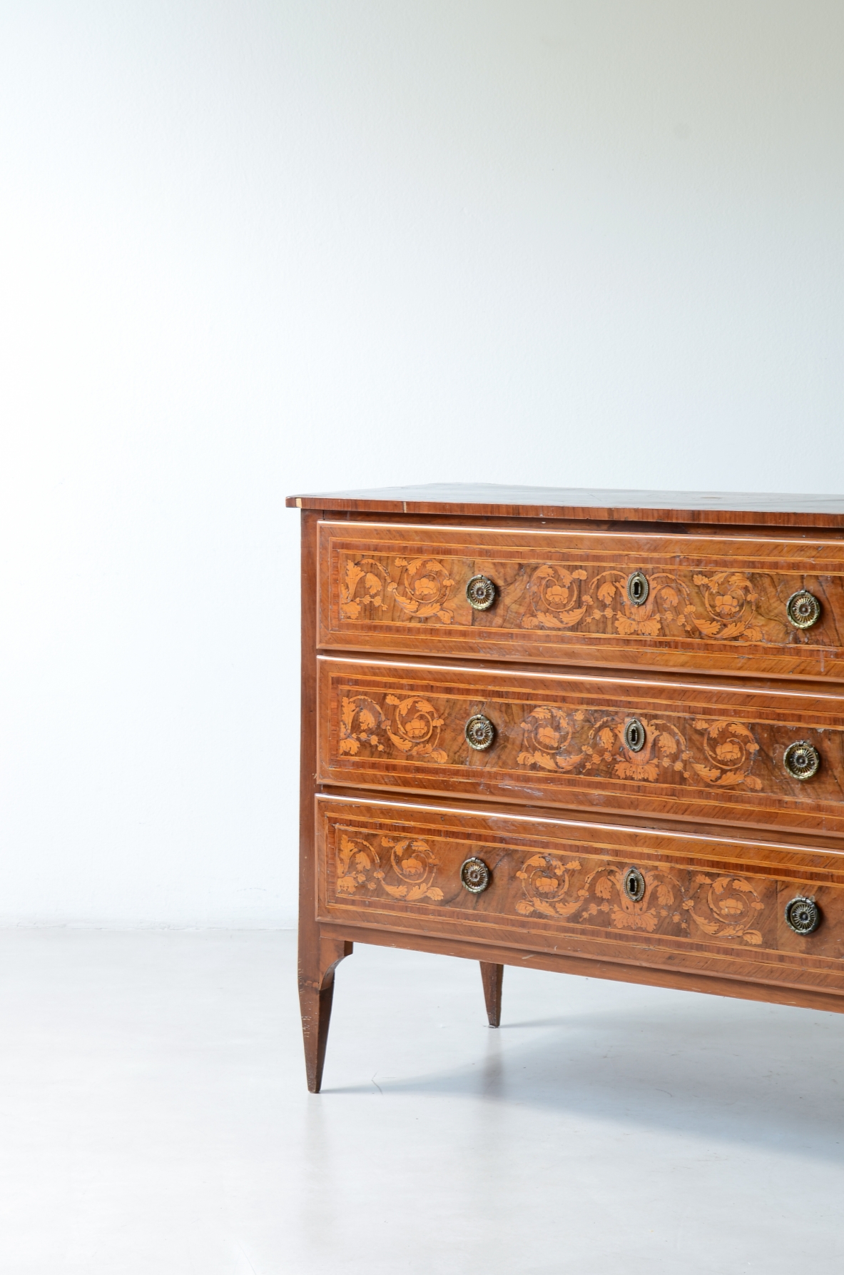 Mobile a tre cassetti in legno lastronato, epoca Luigi XVI, 1780ca.