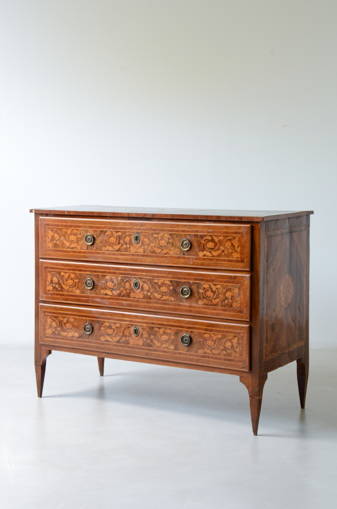 Mobile a tre cassetti in legno lastronato, epoca Luigi XVI, 1780ca.