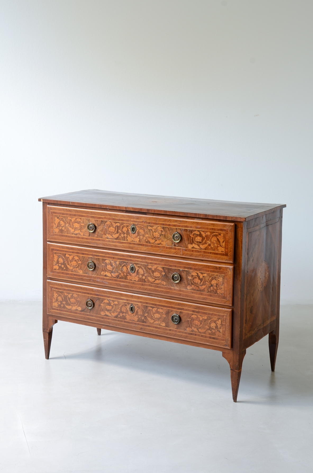 Mobile a tre cassetti in legno lastronato, epoca Luigi XVI, 1780ca.