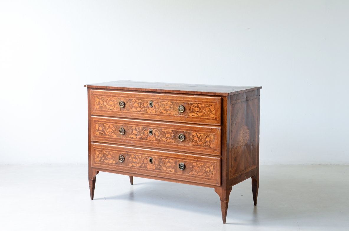 Mobile a tre cassetti in legno lastronato, epoca Luigi XVI, 1780ca.