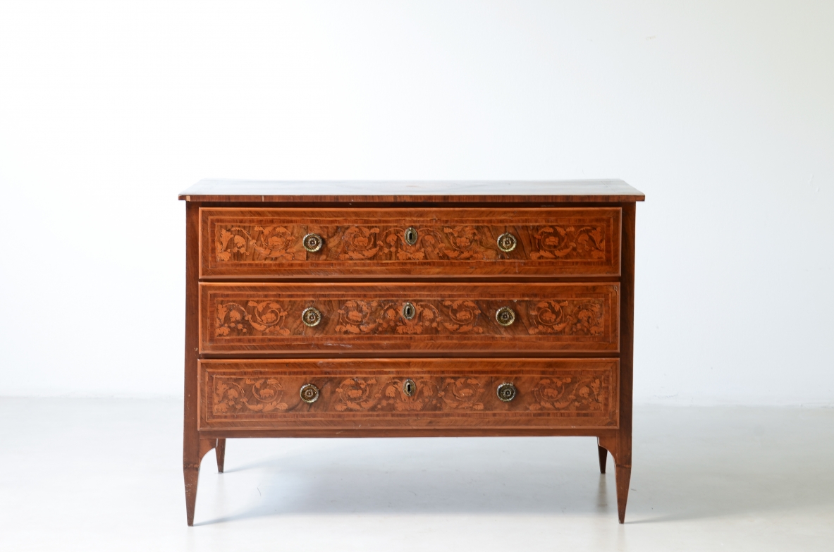 Mobile a tre cassetti in legno lastronato, epoca Luigi XVI, 1780ca.