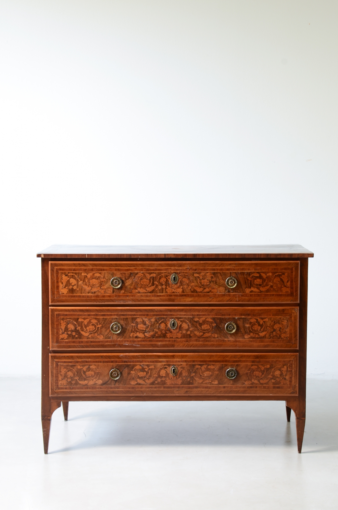Mobile a tre cassetti in legno lastronato, epoca Luigi XVI, 1780ca.