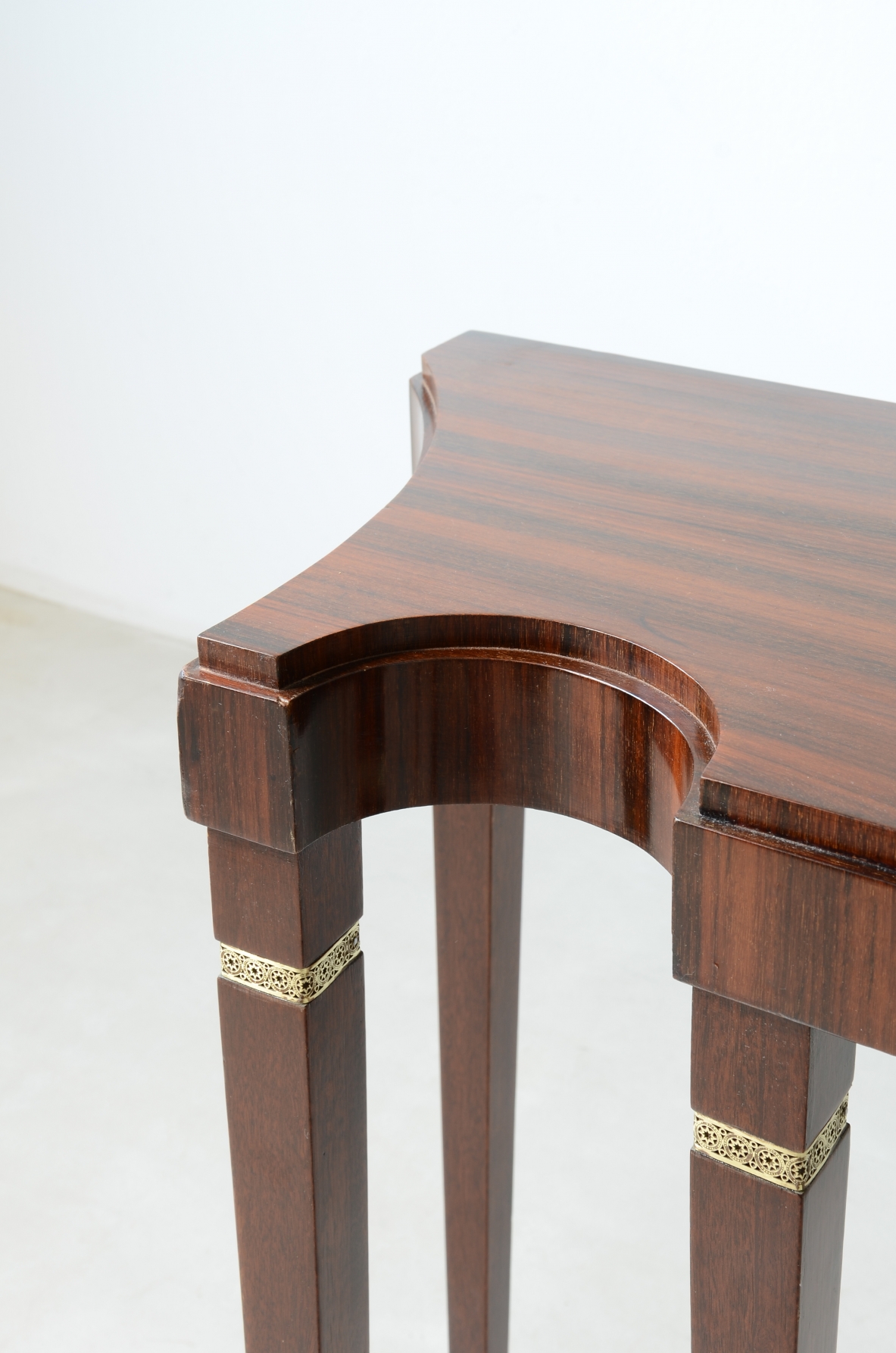 Paolo Buffa Straordinaria console in noce canaletto con piano elegantemente sagomato. Manifattura Serafino Arrighi, Italia, 1950ca.