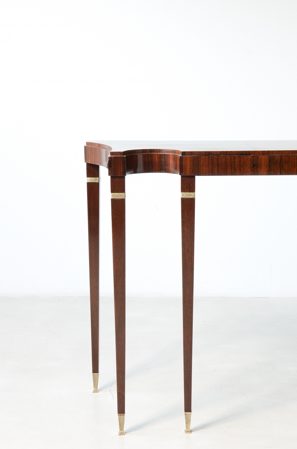 Paolo Buffa console in noce con piano elegantemente sagomato. Manifattura Serafino Arrighi, Italia, 1950ca.