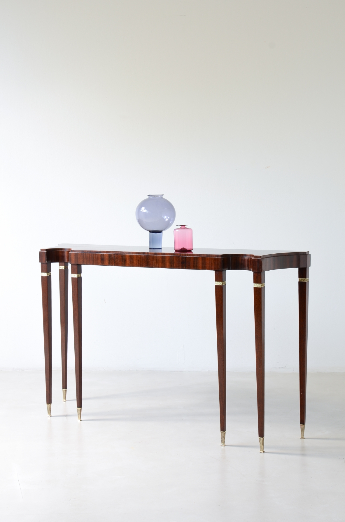 Paolo Buffa console in noce con piano elegantemente sagomato. Manifattura Serafino Arrighi, Italia, 1950ca.