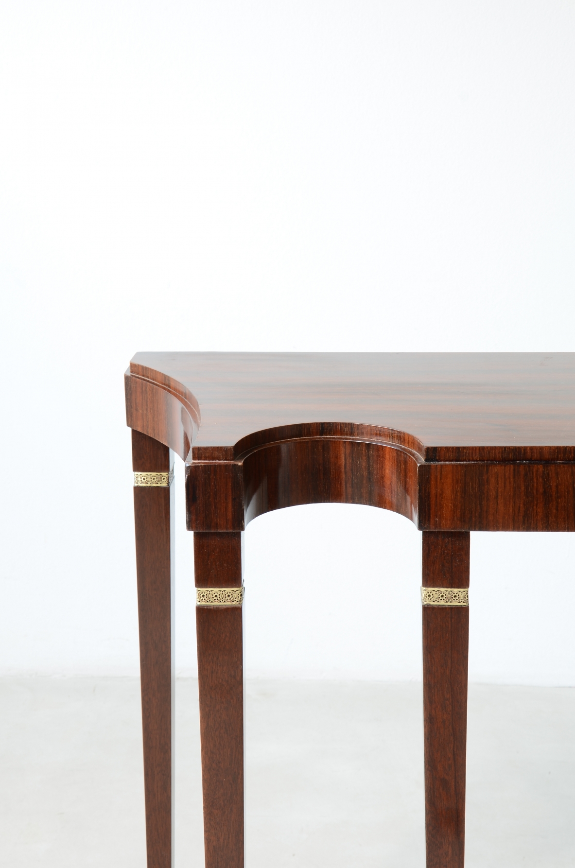 Paolo Buffa console in noce con piano elegantemente sagomato. Manifattura Serafino Arrighi, Italia, 1950ca.