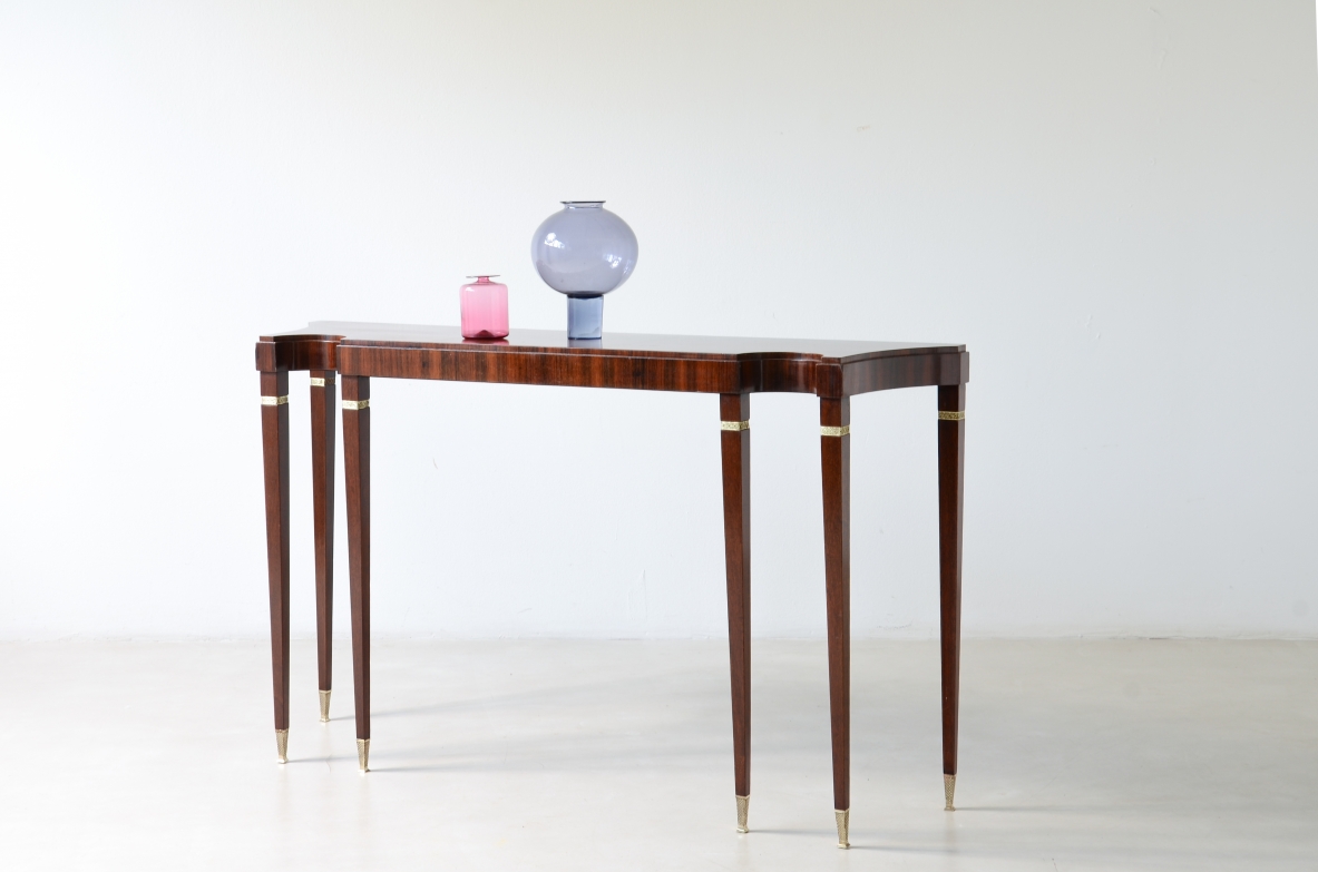 Paolo Buffa Straordinaria console in noce canaletto con piano elegantemente sagomato. Manifattura Serafino Arrighi, Italia, 1950ca.