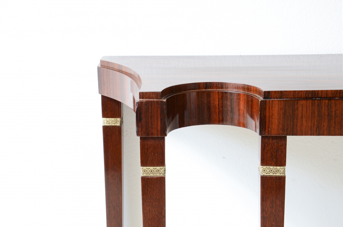 Paolo Buffa Straordinaria console in noce canaletto con piano elegantemente sagomato. Manifattura Serafino Arrighi, Italia, 1950ca.