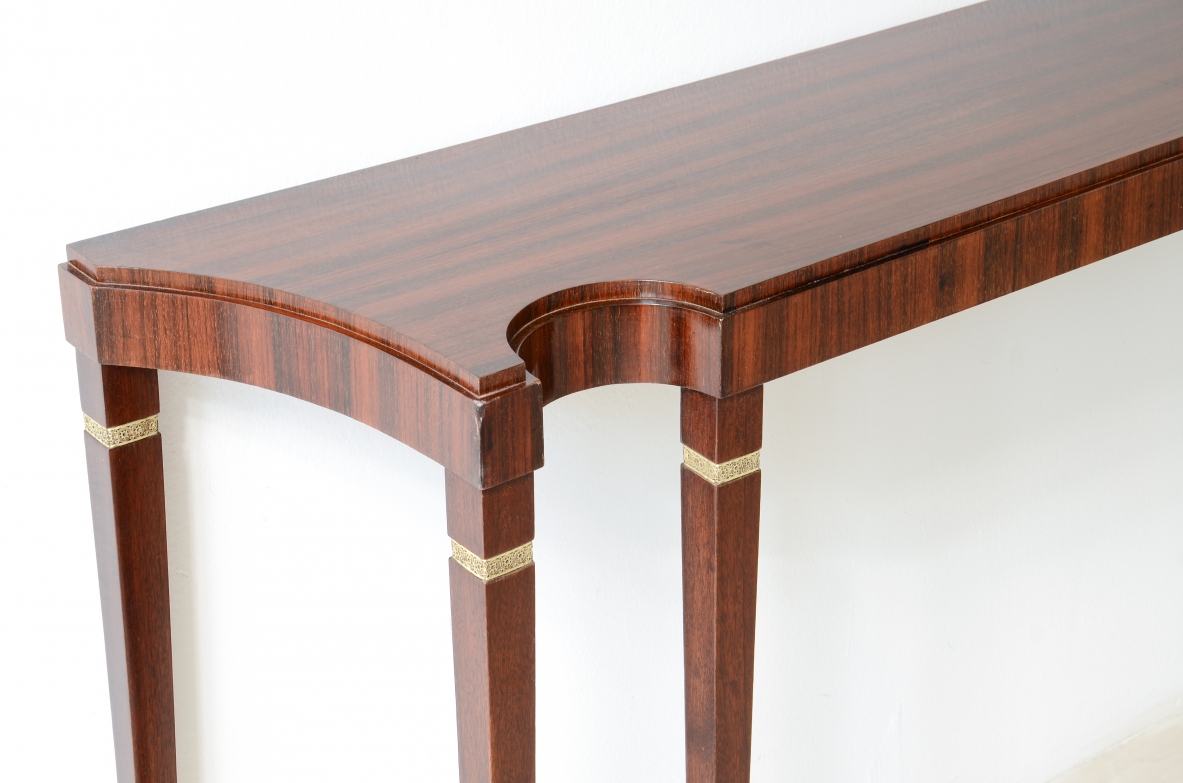 Paolo Buffa Straordinaria console in noce canaletto con piano elegantemente sagomato. Manifattura Serafino Arrighi, Italia, 1950ca.