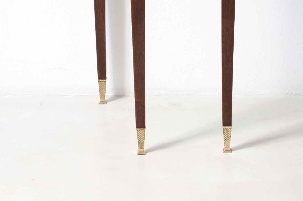 Paolo Buffa Straordinaria console in noce canaletto con piano elegantemente sagomato. Manifattura Serafino Arrighi, Italia, 1950ca.