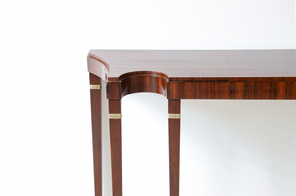 Paolo Buffa Straordinaria console in noce canaletto con piano elegantemente sagomato. Manifattura Serafino Arrighi, Italia, 1950ca.