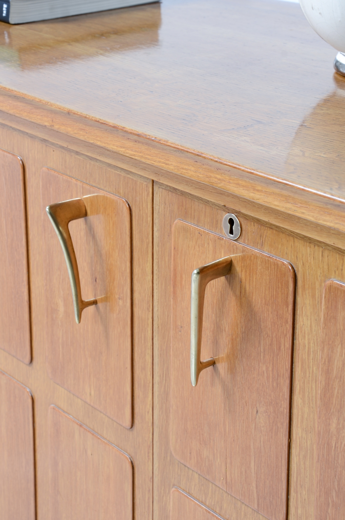 Paolo Buffa Large four-door blond oak cabinet Made around 1950.