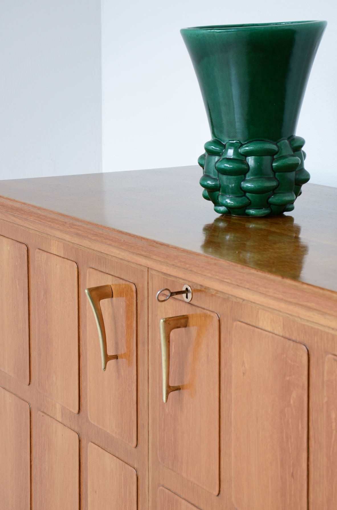Paolo Buffa Large four-door blond oak cabinet Made around 1950.