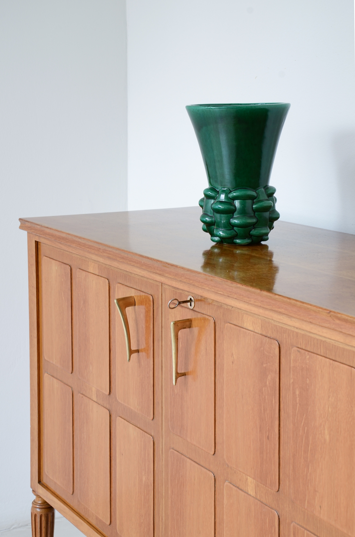 Paolo Buffa Large four-door blond oak cabinet Made around 1950.