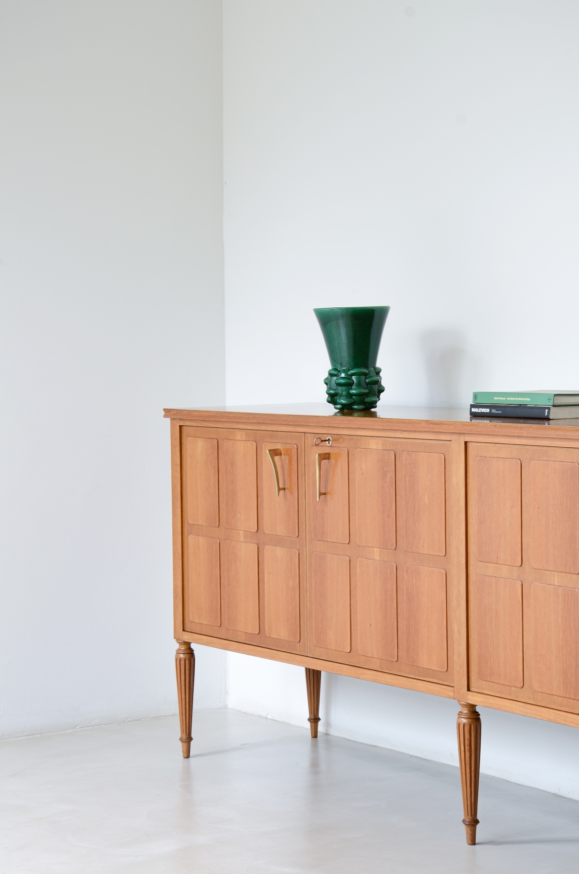 Paolo Buffa Large four-door blond oak cabinet Made around 1950.