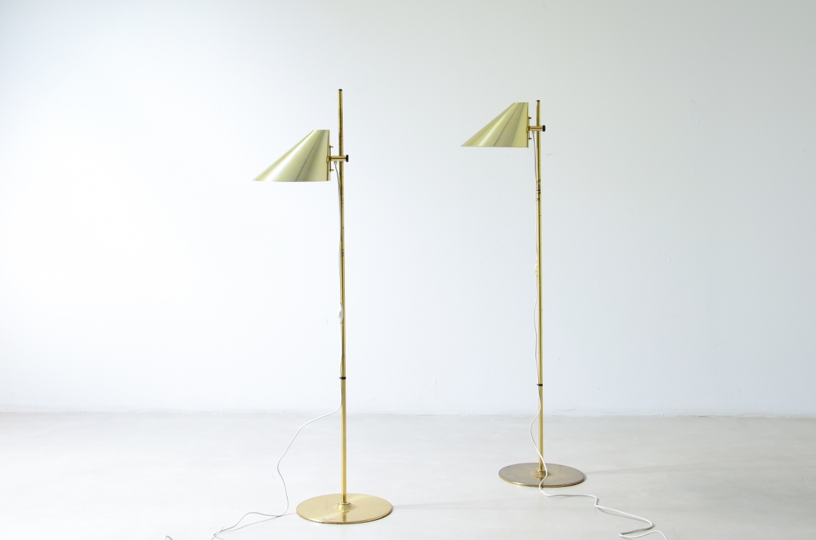 Hans Agne Jacobsson Due lampade da terra moderniste in ottone con base circolare, Svezia 1960