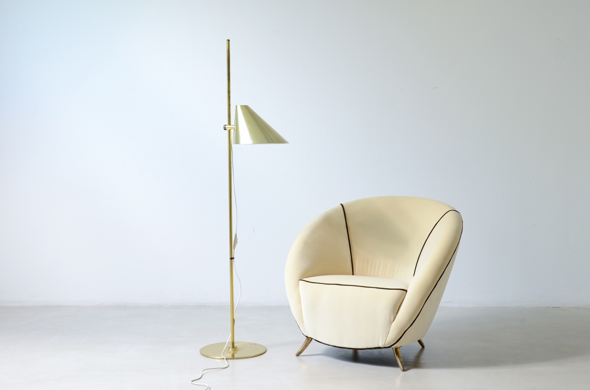 Hans Agne Jacobsson Due lampade da terra moderniste in ottone con base circolare, Svezia 1960