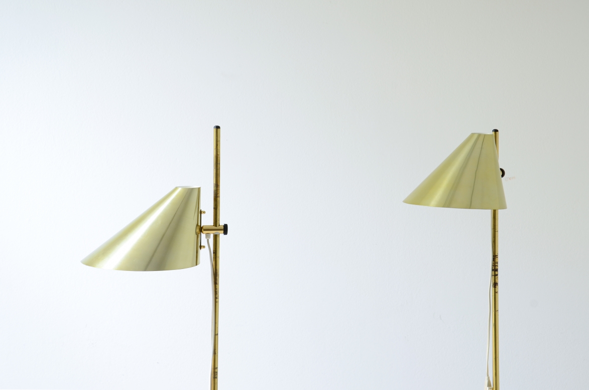 Hans Agne Jacobsson Due lampade da terra moderniste in ottone con base circolare, Svezia 1960
