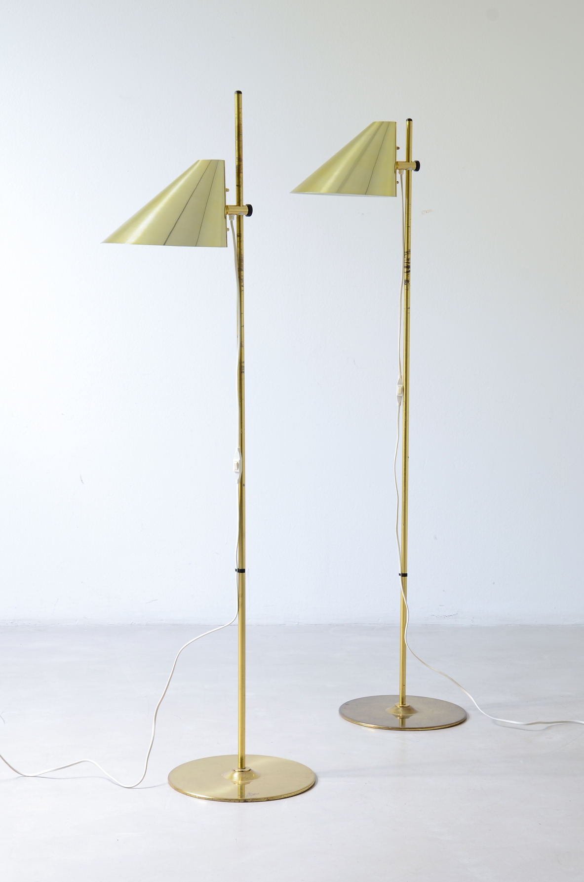 Hans Agne Jacobsson Due lampade da terra moderniste in ottone con base circolare, Svezia 1960