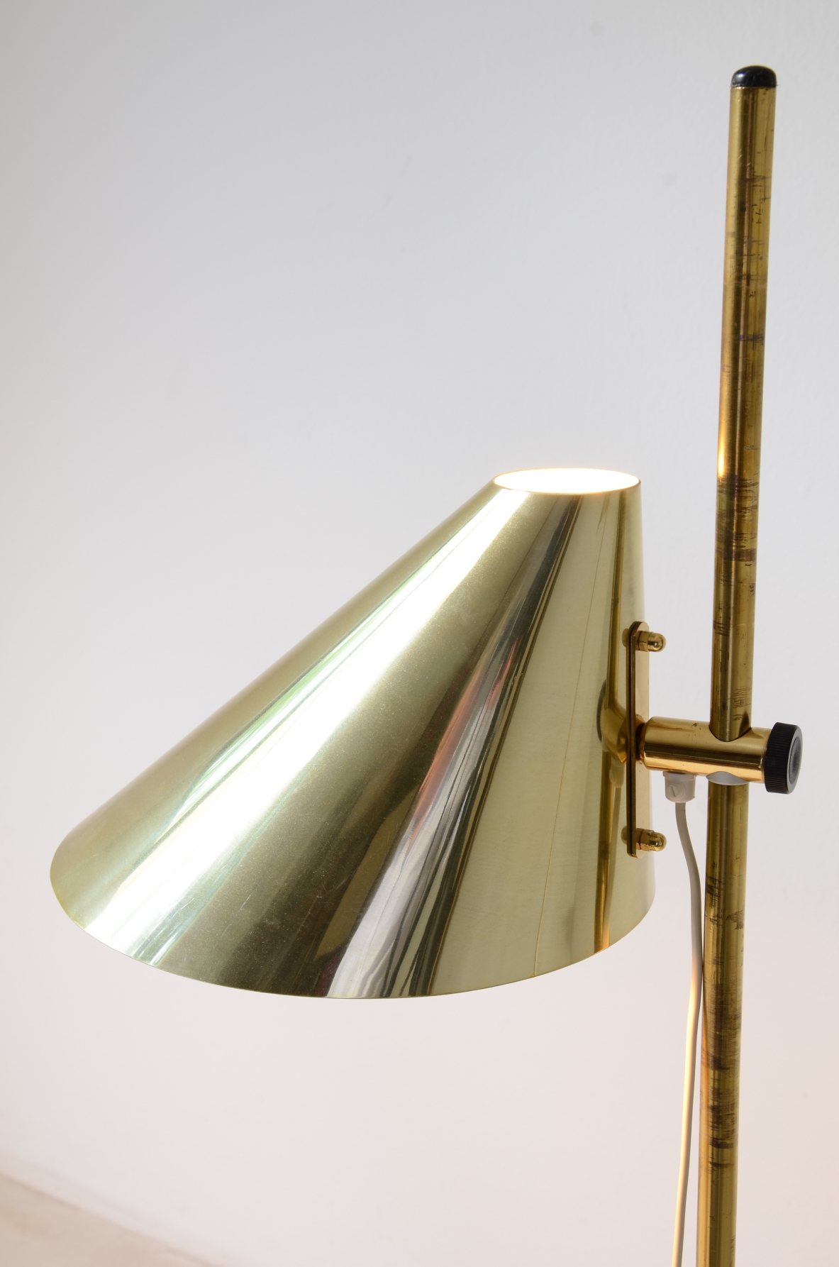 Hans Agne Jacobsson Due lampade da terra moderniste in ottone con base circolare, Svezia 1960